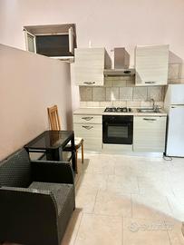 Monolocale parzialmente arredato in corte