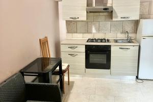 Monolocale parzialmente arredato in corte