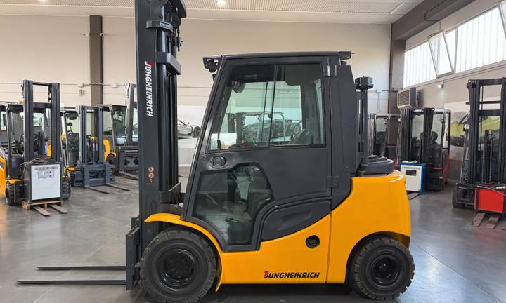 CARRELLO ELEVATORE MULETTO DIESEL CABINATO JUNGHEI