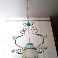 lampadario con fiori di ceramica