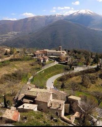 Terreno di 4600 m² a Sant'Anatolia di Narco