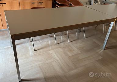 Tavolo con struttura in acciaio