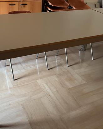 Tavolo con struttura in acciaio