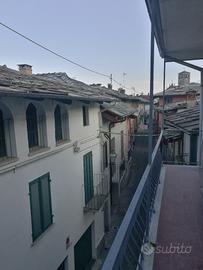 Casa 2 alloggi, garage e magazzino centro paese