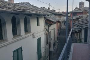 Casa 2 alloggi, garage e magazzino centro paese