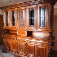 Credenza antica con vetrina