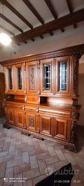 Credenza antica con vetrina