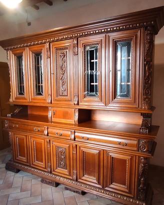 Credenza antica con vetrina