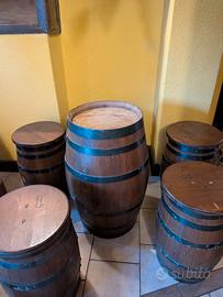 Set con botte e sgabelli