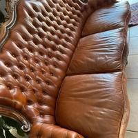 Divano in pelle e legno vintage