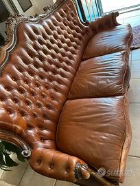 Divano in pelle e legno vintage