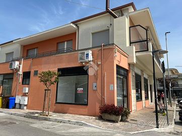 NEGOZIO A ROSETO DEGLI ABRUZZI