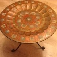 Tavolino.  Con piatto in rame battuto e disegnato