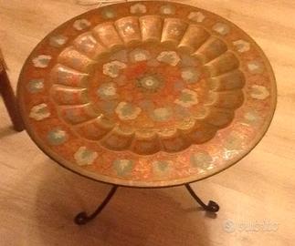 Tavolino.  Con piatto in rame battuto e disegnato