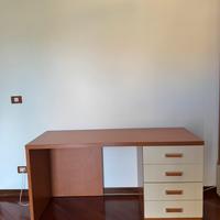 Scrivania di buona fattura