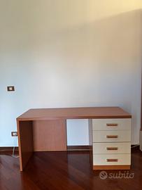 Scrivania di buona fattura