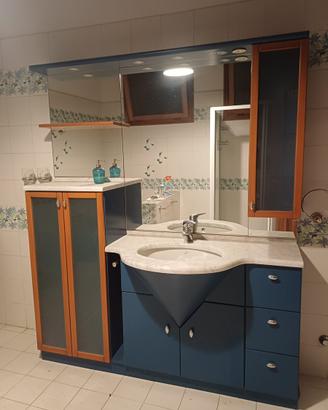 Mobile bagno con top in marmo