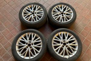Treno di gomme invernali 225 50 r18 toyota