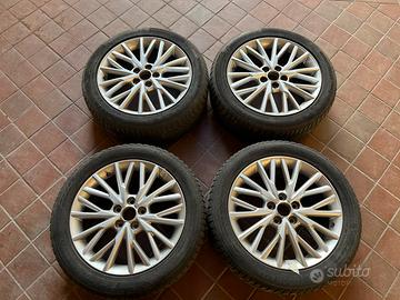 Treno di gomme invernali 225 50 r18 toyota
