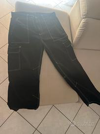 pantaloni neri con rifiniture bianche
