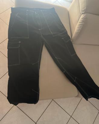 pantaloni neri con rifiniture bianche