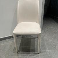sedie bianche in pelle