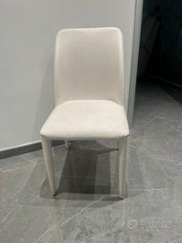 sedie bianche in pelle