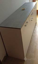Mobile laminato bianco e grigio.