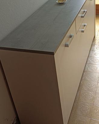 Mobile laminato bianco e grigio.