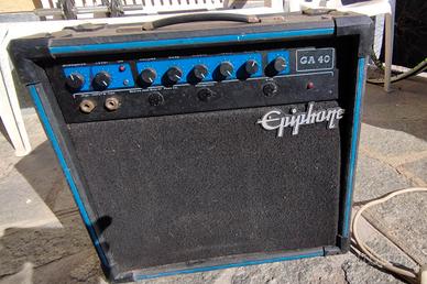 amplificatore chitarra e microfono 