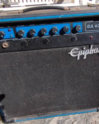 amplificatore chitarra e microfono 