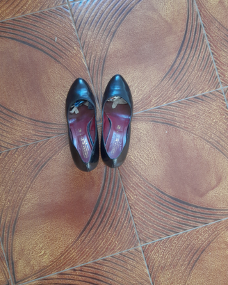 Scarpe nere di marca eleganti con tacchetto alto