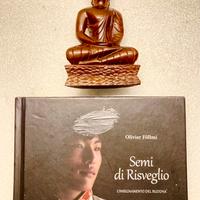 Statua di Buddha in legno inciso a mano con libro