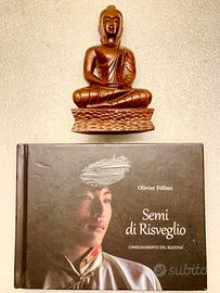Statua di Buddha in legno inciso a mano con libro
