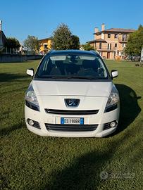 Peugeot 5008.   2013.
