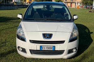 Peugeot 5008.   2013.
