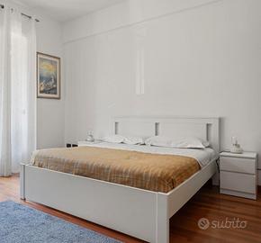 Letto matrimoniale e comodini