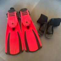 Pinne con cinghiolo  regolabile e calzari rigidi