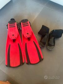 Pinne con cinghiolo  regolabile e calzari rigidi