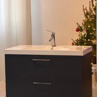 Mobile bagno ikea con lavabo e miscelatore