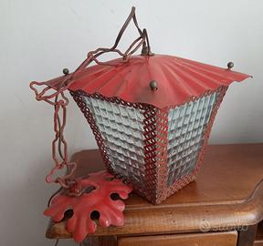 Vecchio lampadario lanterna con catena. 