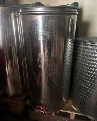 Contenitori in acciaio per vino