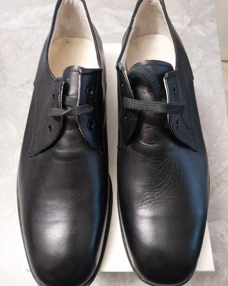 Scarpe militari in pelle. 