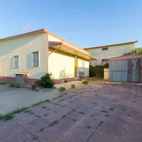 Casa indipendente con giardino su quattro lati