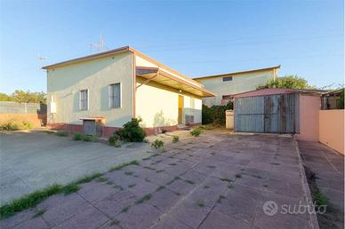 Casa indipendente con giardino su quattro lati