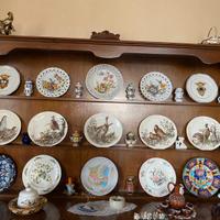 Mobile legno con piatti decorativi e oggetti