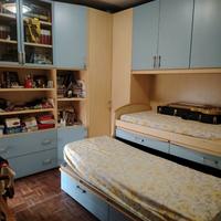 Cameretta doppia con letti e scrivanie estraibili