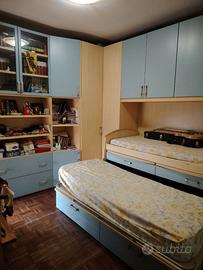 Cameretta doppia con letti e scrivanie estraibili