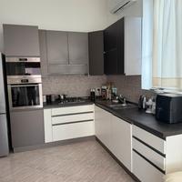 Cucina angolare bianca e bronzo