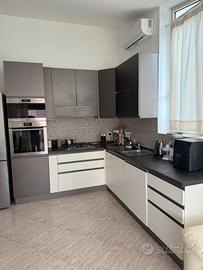 Cucina angolare bianca e bronzo